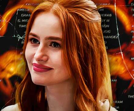 Маделин Петш в роли Майи, улыбающаяся в «The Strangers: Глава 1»