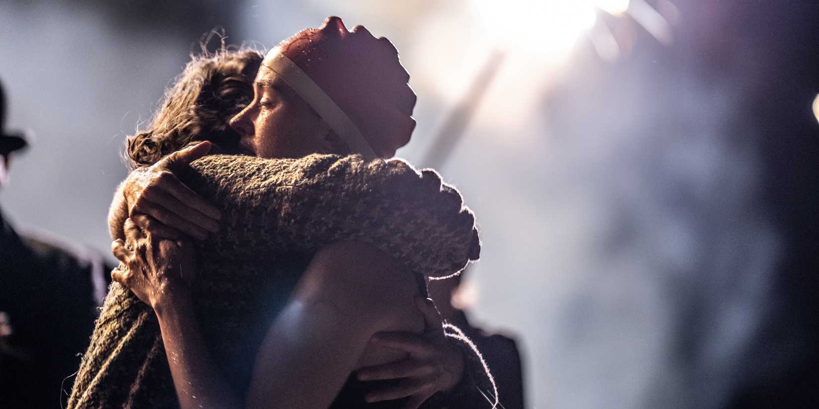 Margaret e Trudy se abraçam em uma cena de Young Woman and the Sea