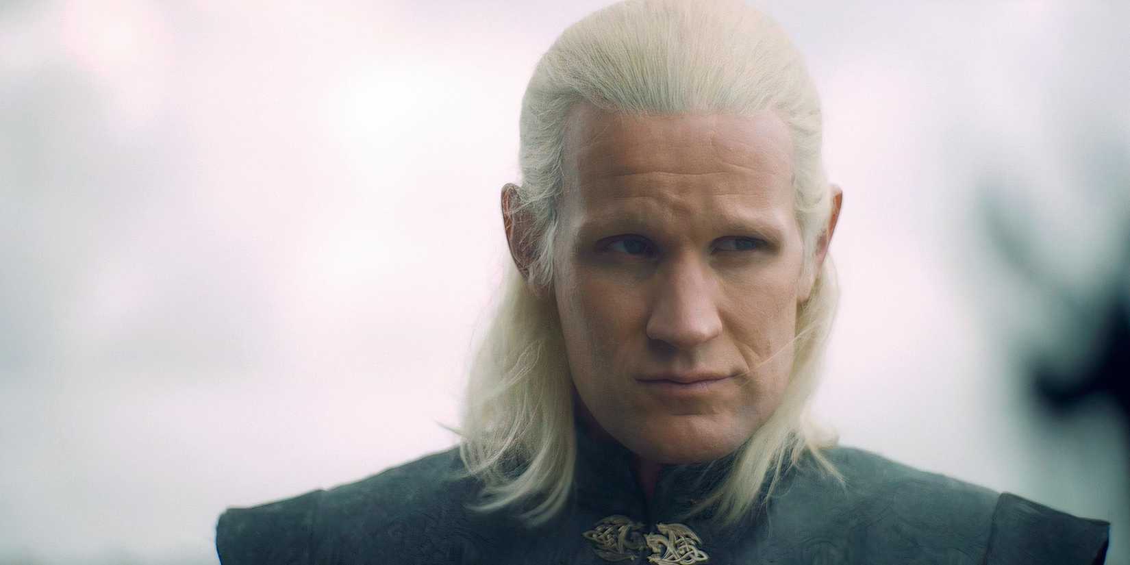Matt Smith olha enigmaticamente em uma cena de House of the Dragon Season 1