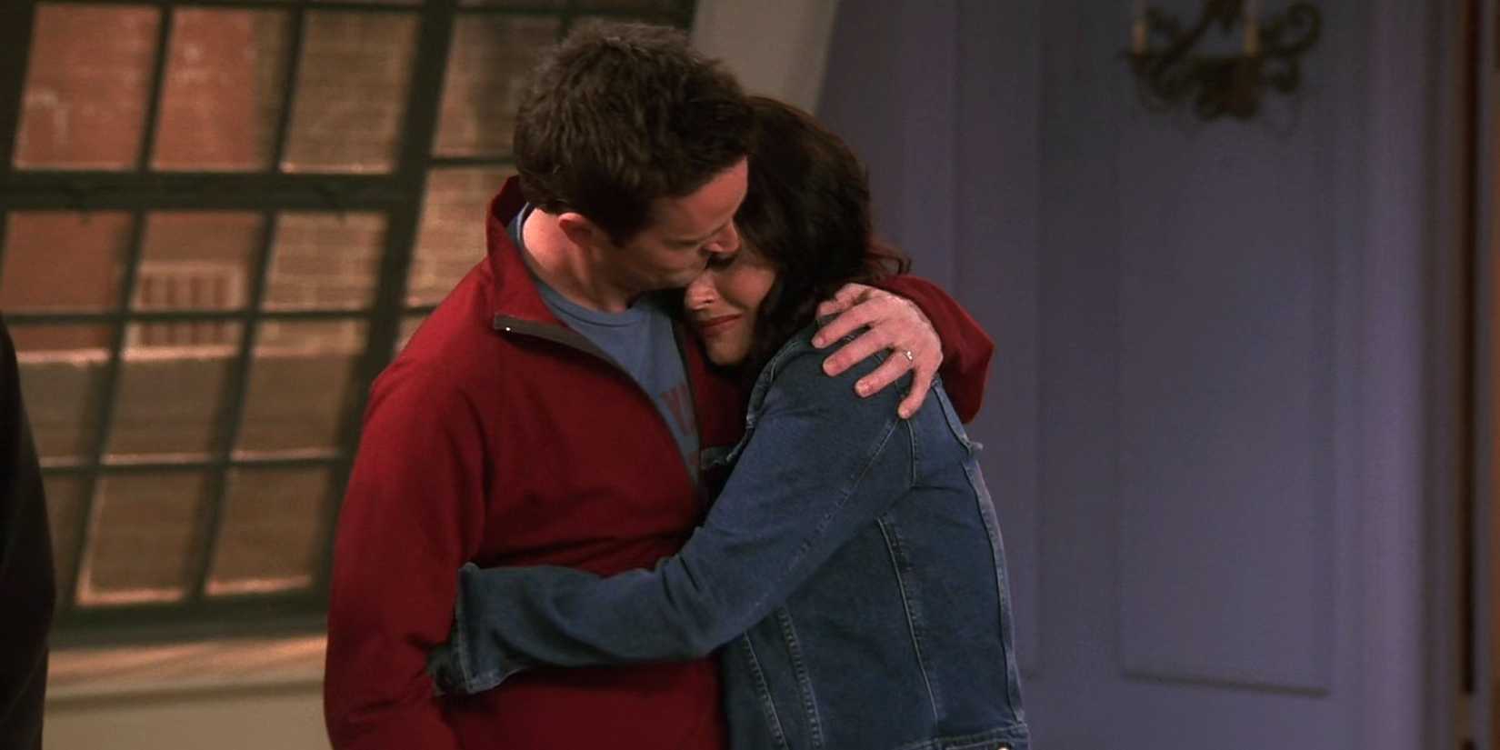 Matthew Perry como Chandler abraçando Monica de Courteney Cox no final de Friends