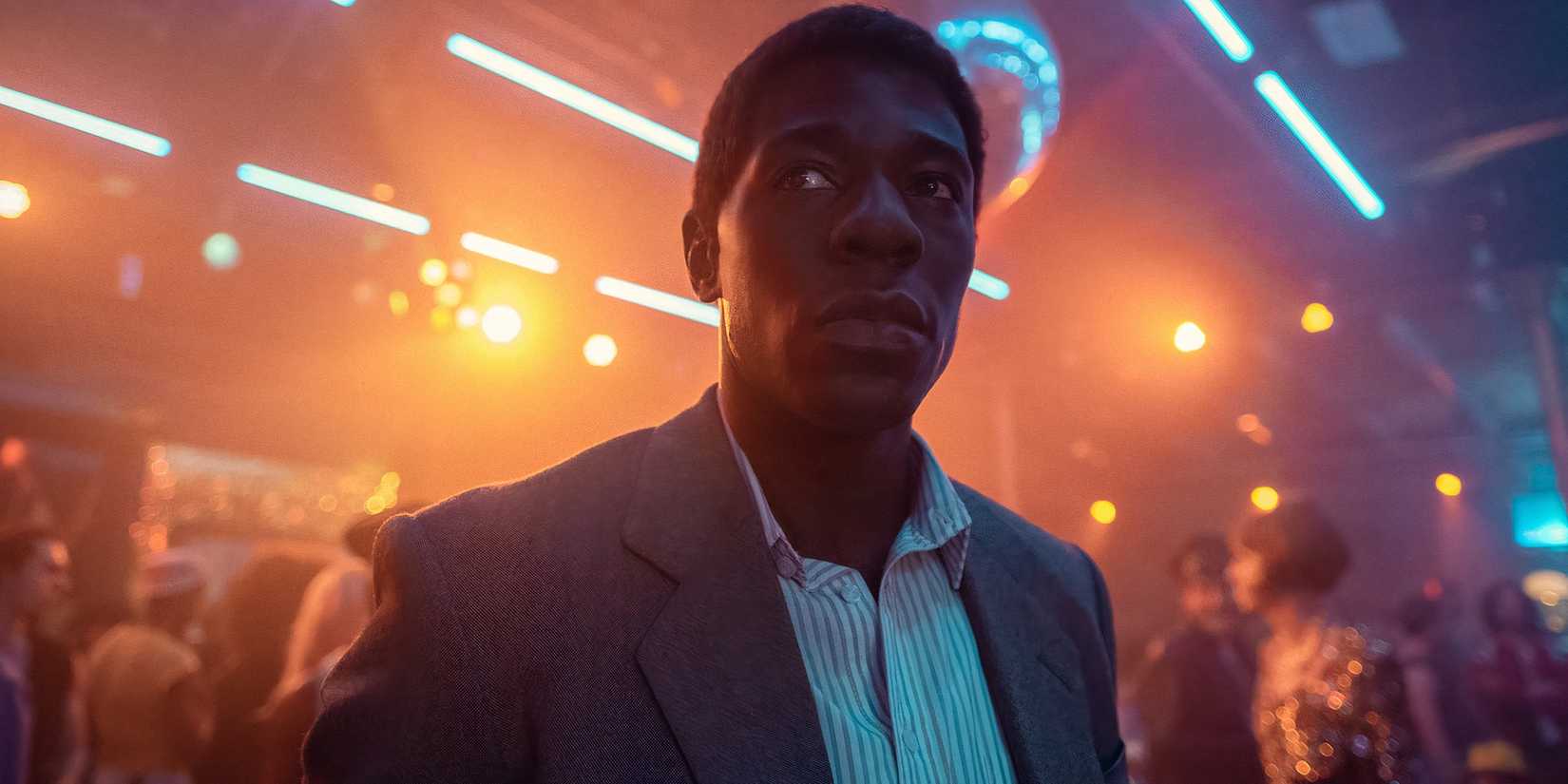 МакКинли Белчер III в роли Ледройте, серьезно смотрит в фильме *The Lux* из *Eric*