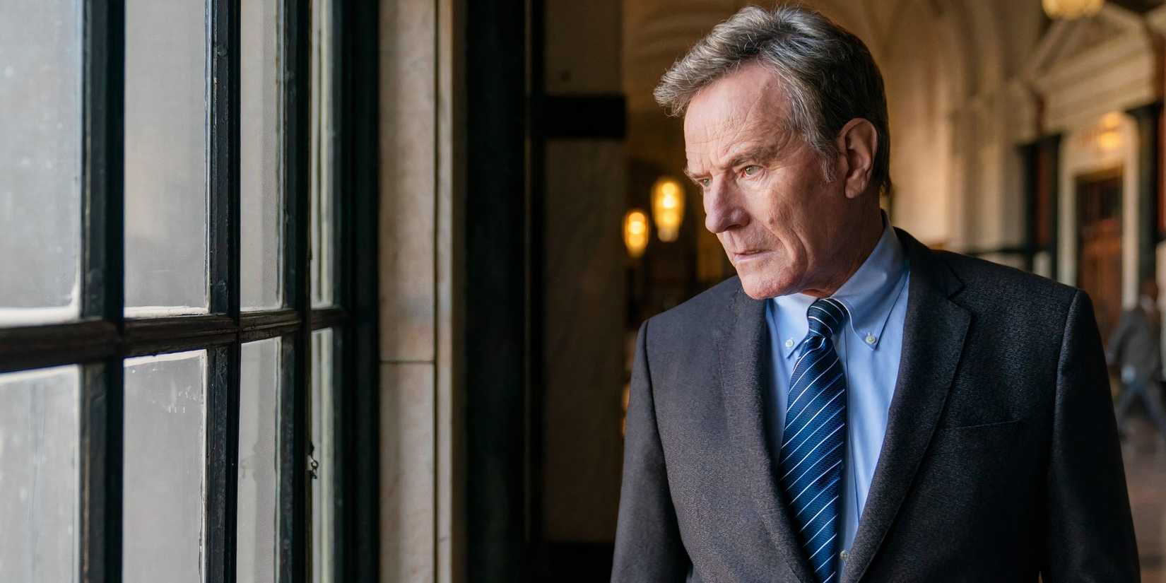 Брайан Крэнстон в роли Майкла Дезиато, смотрящего в окно в "Ваша честь"