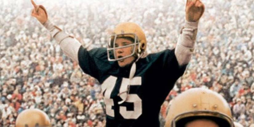 Rudy (Син Астин) подбадривает команду на поле в фильме "Руди"