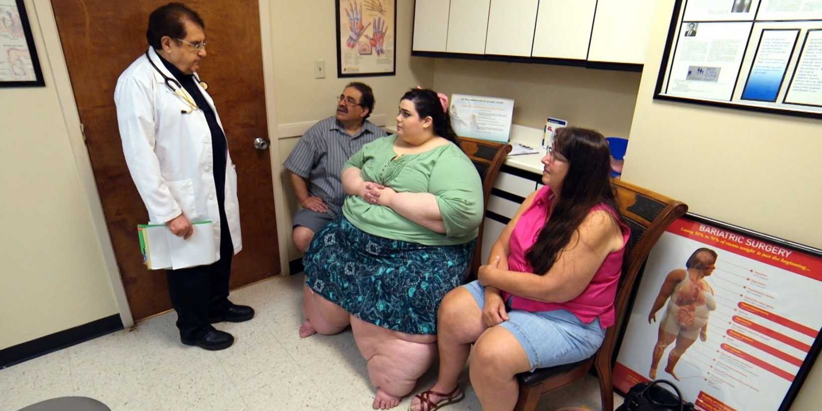 My 600 lb Life Amber RAchdi talking with Dr. Now with family next to her