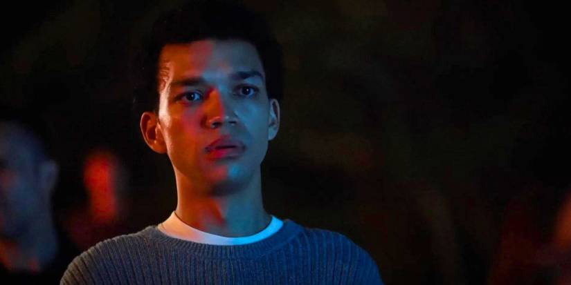 Owen (Justice Smith) parece alarmado em I Saw the TV Glow