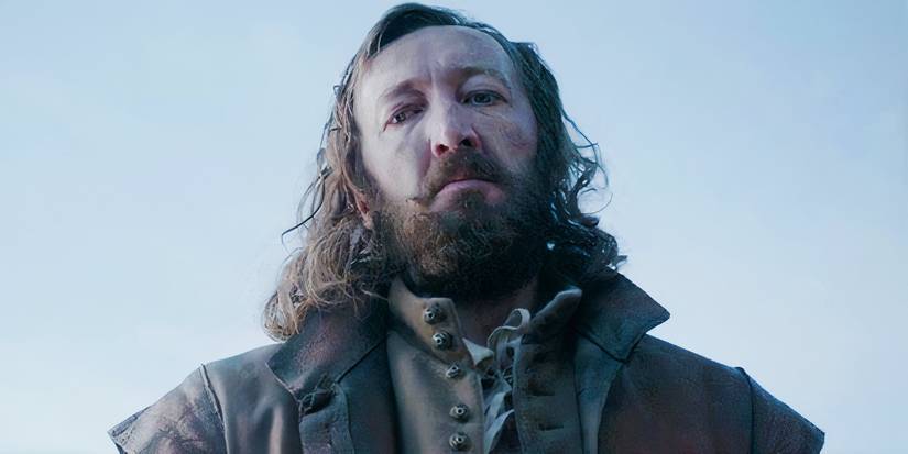 Ralph Ineson olhando para baixo em O Homem do Norte, filme épico de ação viking.