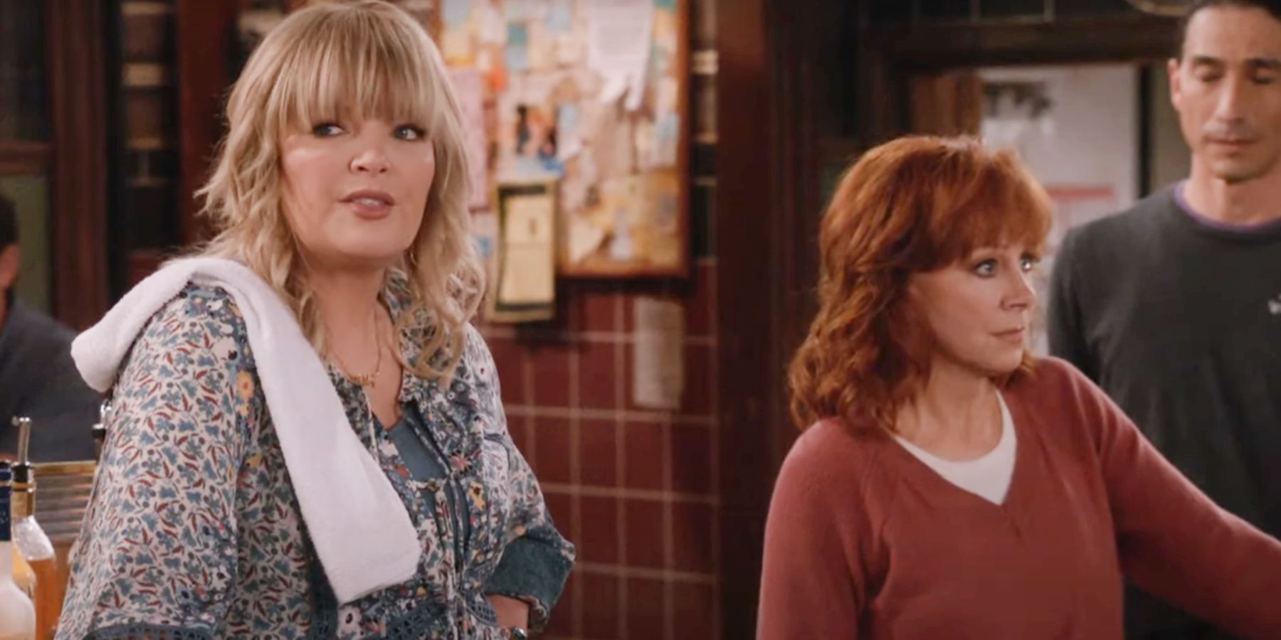 Reba's Bobbie behind a bar with Melissa Peterman's character in Happy's Place