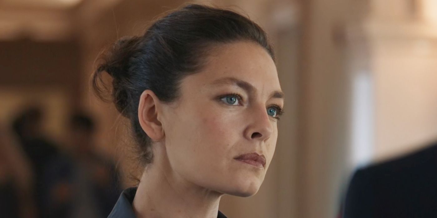 Alexa Davalos as Kristin Gaines looking stern on FBI: Most Wanted