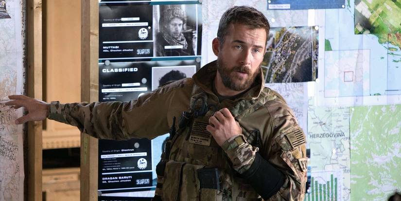 Barry Sloane apontando para um mapa em seis