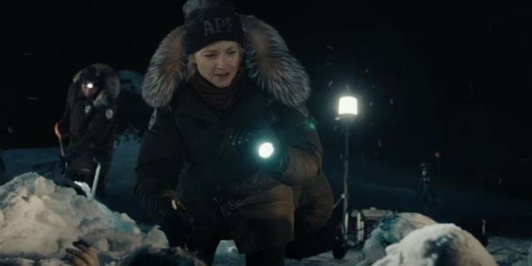 Liz Danvers (Jodie Foster) kneels to look at a crime scene in True Detective