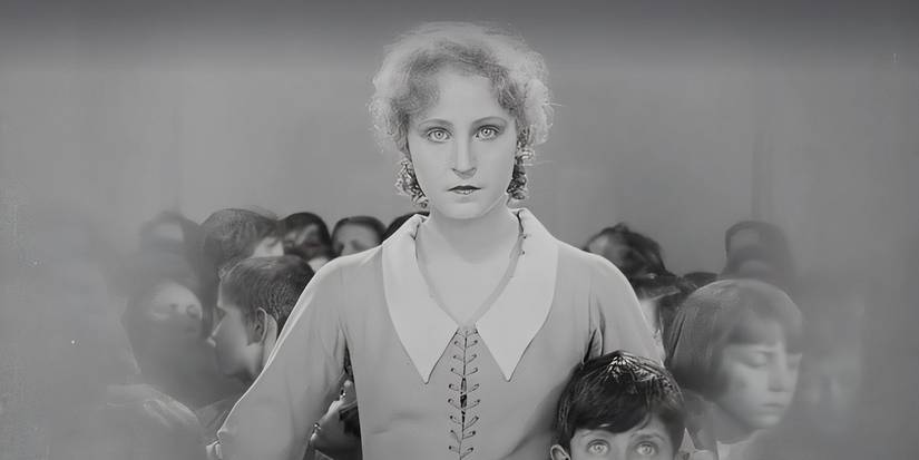 Cena de Metropolis com Maria e crianças