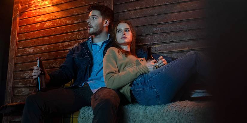 Мадэлайн Петш в роли Майи и Фрой Гутьеррес в роли Райана, обнимающиеся в "The Strangers Chapter 1"