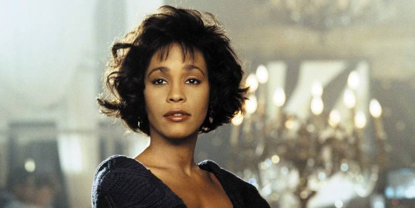 Whitney Houston como Rachel olhando para alguém em O Guarda-Costas