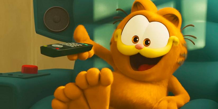 Garfield sorri e aponta um controle remoto de TV em The Garfield Movie 2024