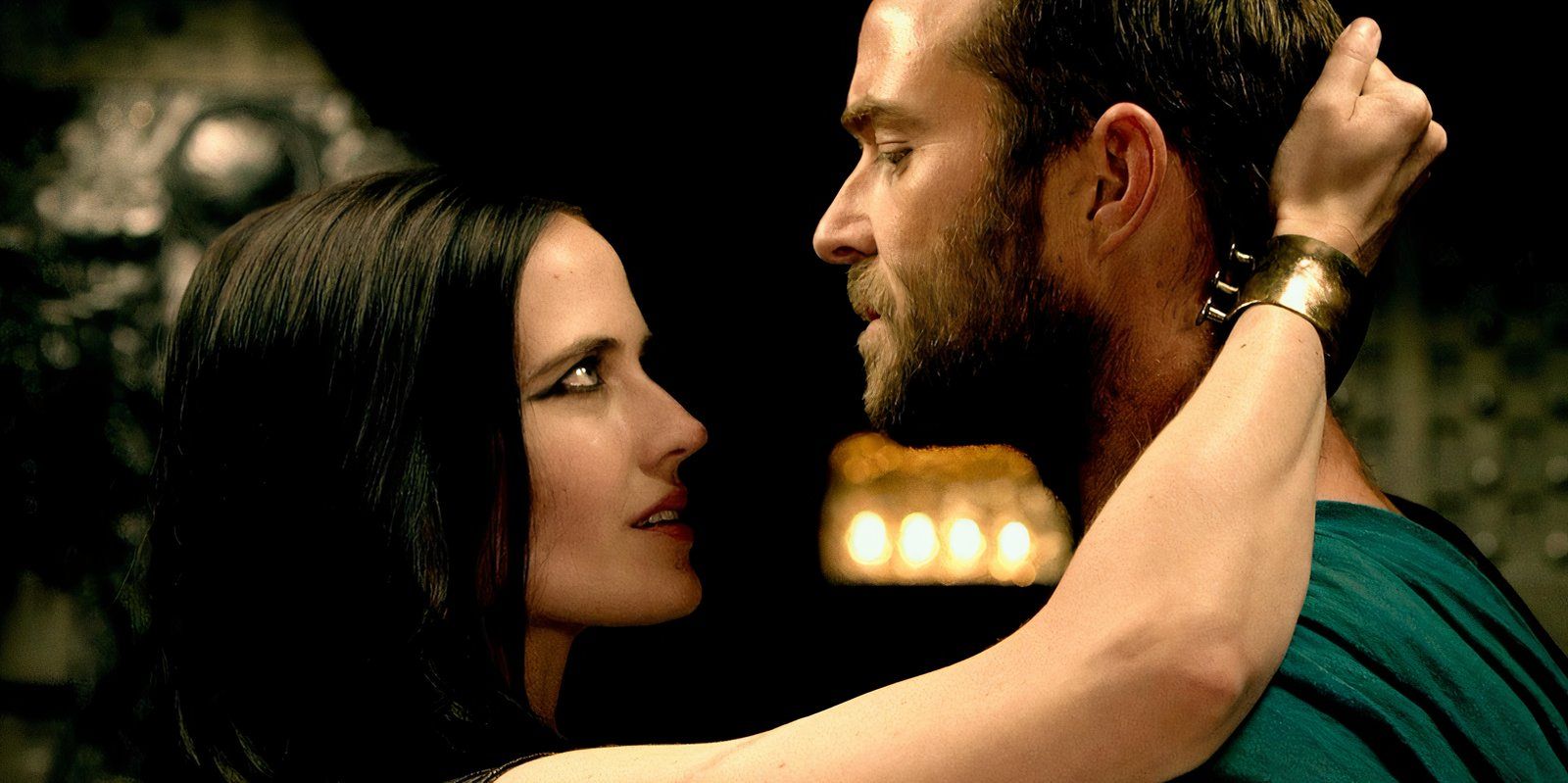 Themistocles and Artemisia Look at Each Other as Artemisia holds his head in 300 Rise Of An Empire