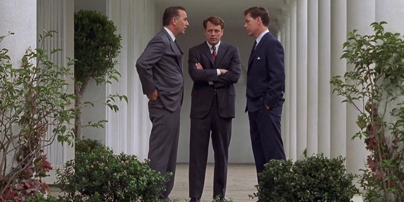 Kevin Costner talking with group outside of the Oval Office in Thirteen Days