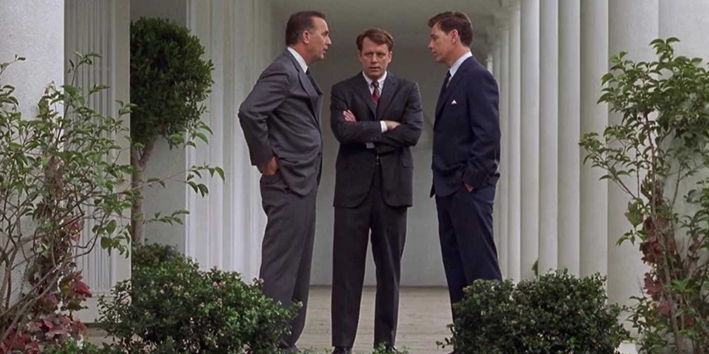 Kevin Costner talking with group outside of the Oval Office in Thirteen Days