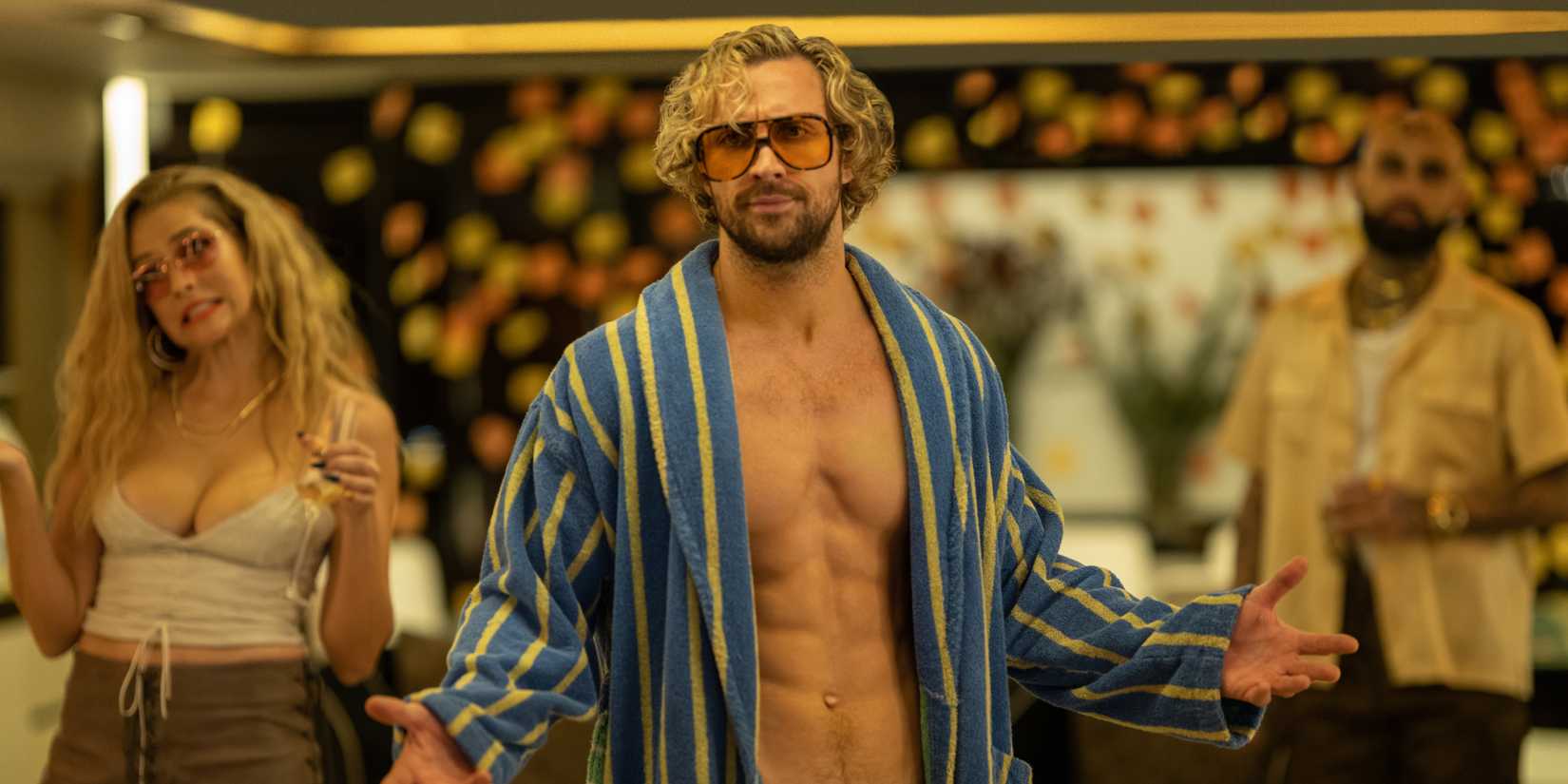 Том Райдер стоит в халате на кадре из фильма "The Fall Guy"