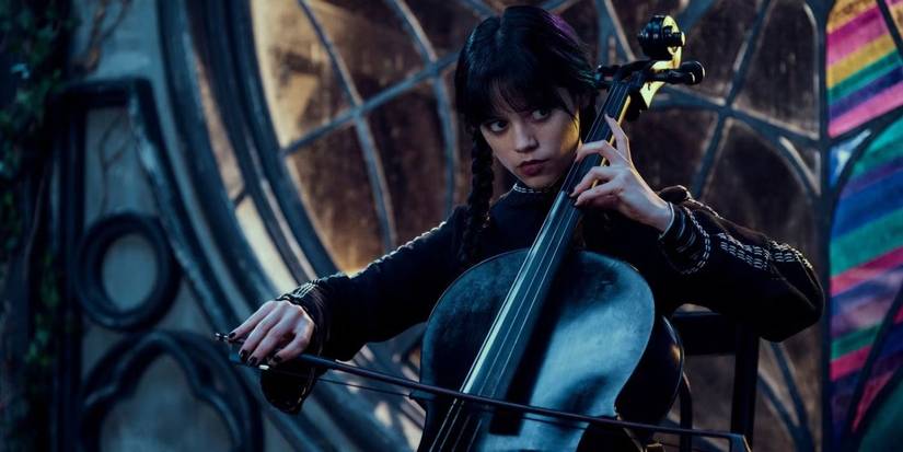 Wednesday Addams toca el violonchelo en su habitación en Nevermore Academy en Wednesday