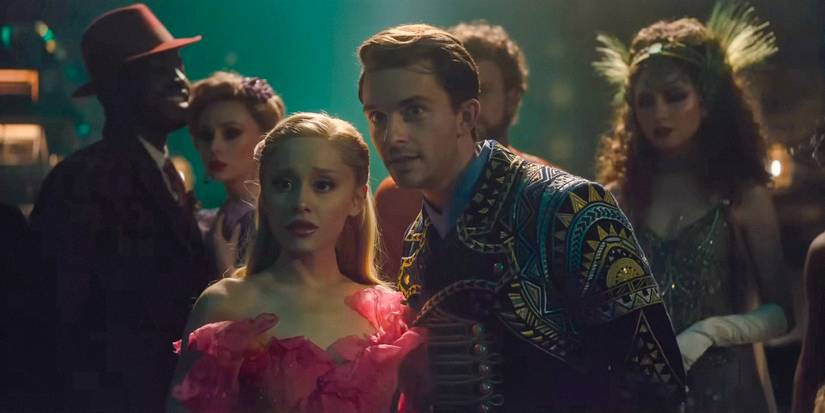 Глинда (Ариана Гранде) и Фиеро (Джонатан Бейли) смотрят что-то в «Wicked».