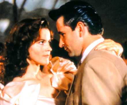 Ally Sheedy танцует с мужчиной на свадьбе Бесси