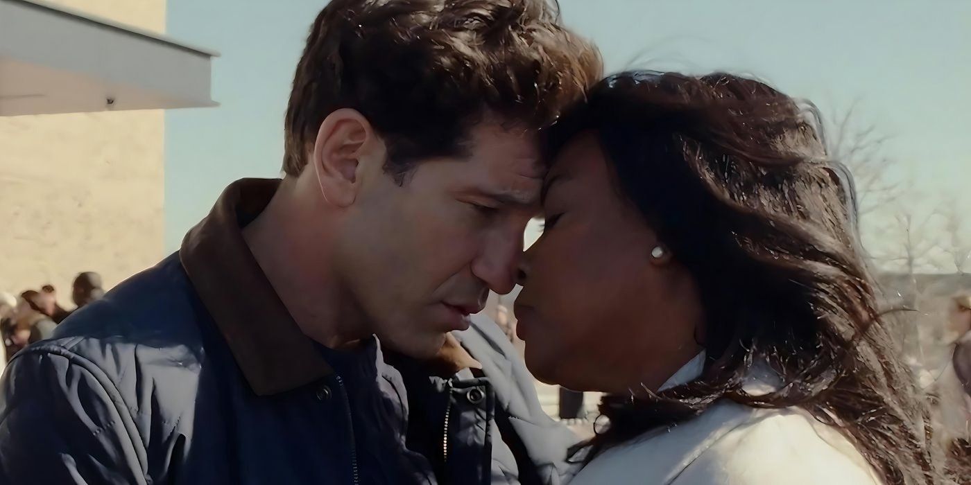 Aunjanue Ellis-Taylor como Isabel Wilkerson e Jon Bernthal como Brett Hamilton tocando as testas antes de se beijarem em Origin