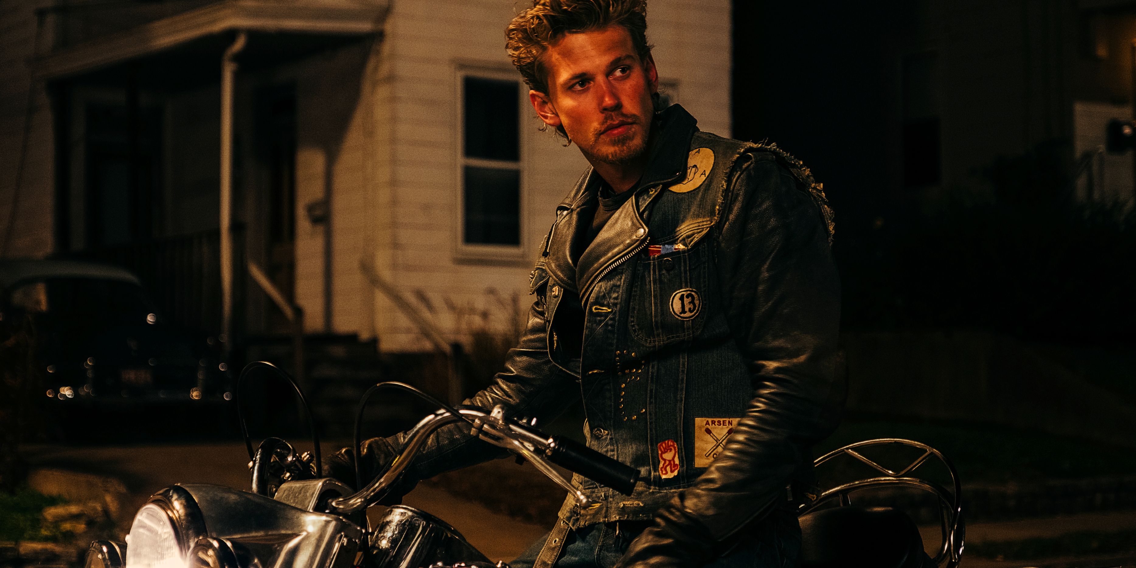 Астин Бътлер на мотоцикле в ночное время в фильме "The Bikeriders"