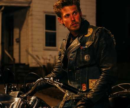 Астин Бътлер на мотоцикле в ночное время в фильме "The Bikeriders"