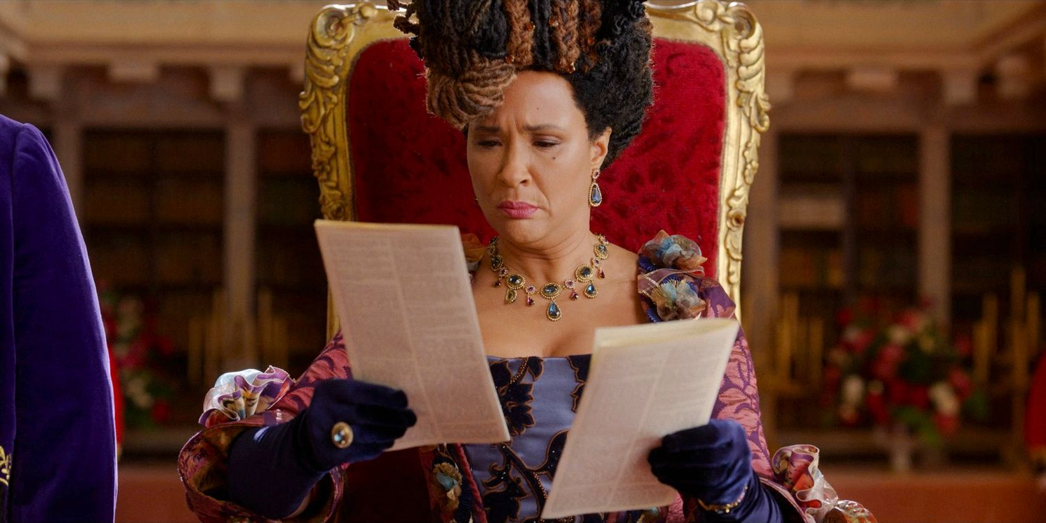 Queen Charlotte (Golda Rosheuvel) holding two different versions of the Lady Whistledown journal in Bridgerton season 3 episode 7