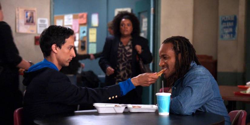 Abed oferece um pedaço de frango a um homem em Contemporary American Poultry, episódio de Community.