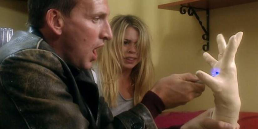 Christopher Eccleston's Ninth Doctor using his sonic screwdriver on an Auton's hand in Doctor Who.