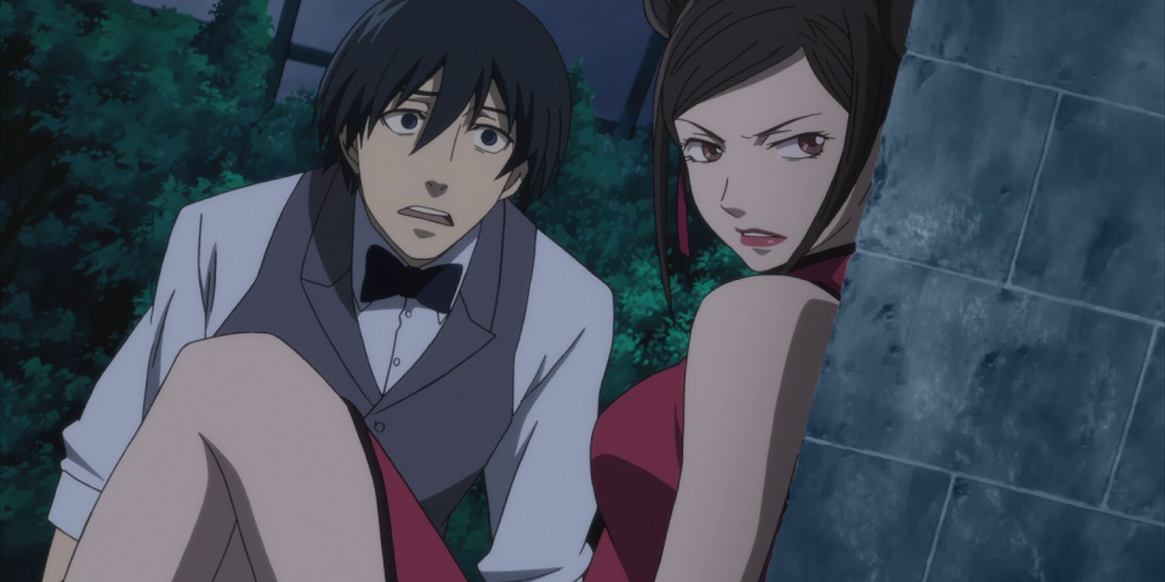 Hei und Misaki gehen hinter einer Mauer in Deckung und beobachten Bedrohungen außerhalb des Bildschirms