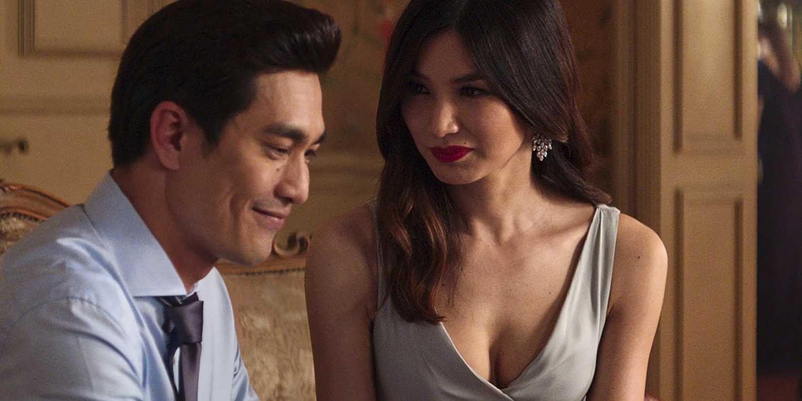 Pierre Png como Michael & Gemma Chan como Astrid conversando em Podres de Ricos.jpg