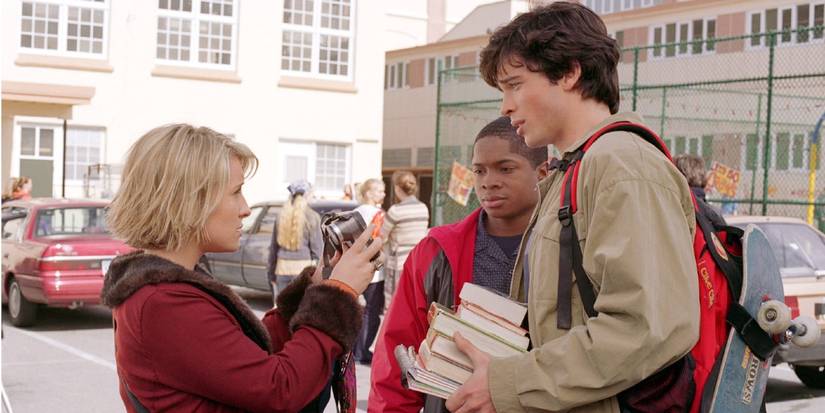 Allison Mack as Chloe Sullivan, Sam Jones III as Pete Ross, and Tom Welling as Clark Kent stood together in the Smallville pilot