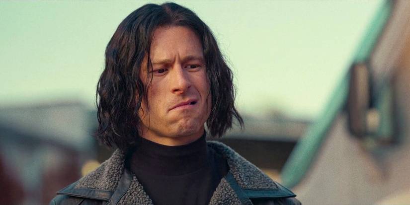 Gary Johnson (Glen Powell) in one of his fictional characters, wearing a wig in Hit Man (2023)