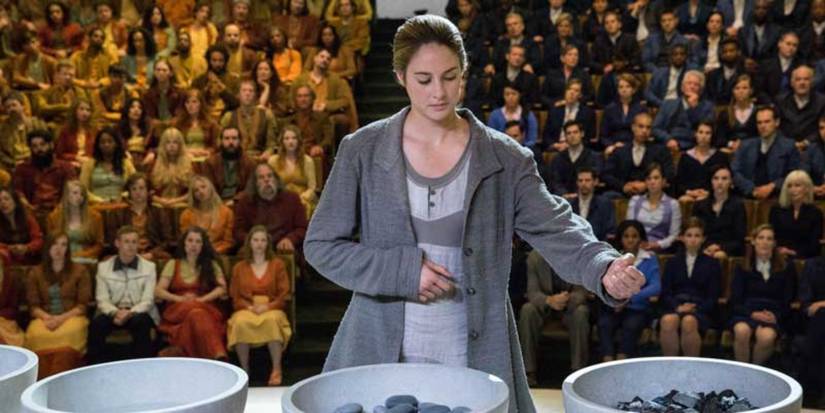 Tris selecionando uma facção em Divergent