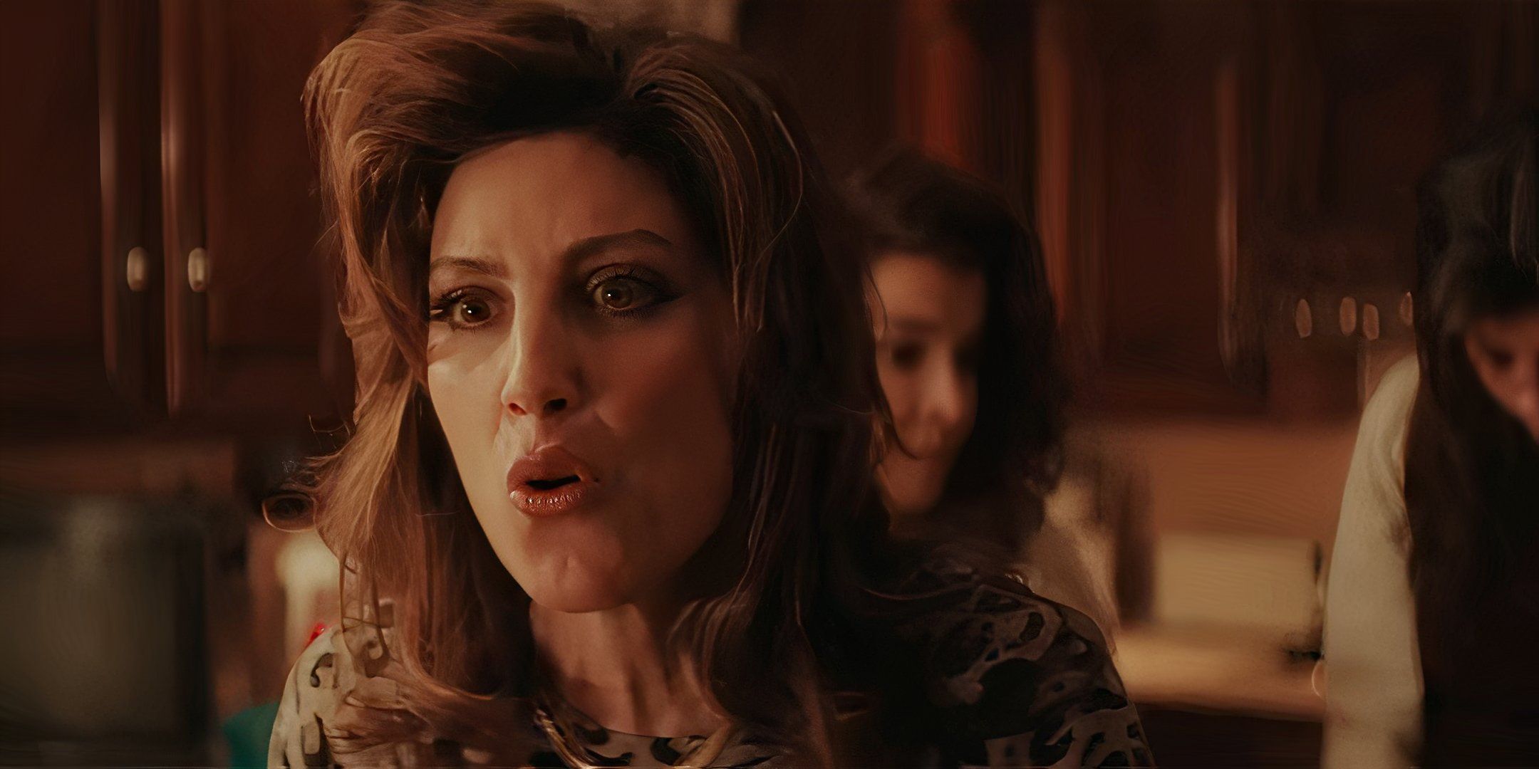 Jennifer Esposito as Francine shouting at Connie and looking angry in Fresh Kills