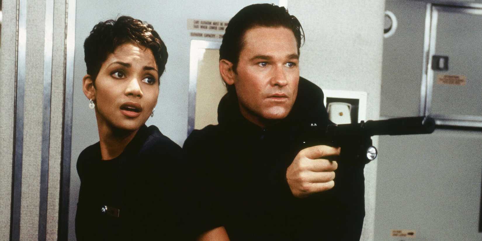 Kurt Russell and Halle Berry on a plane in Executive Decision