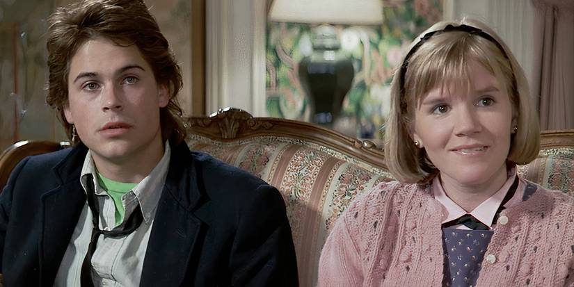 Мэр Виннингхэм и Роб Лоу сидят на диване в *St Elmo's Fire*