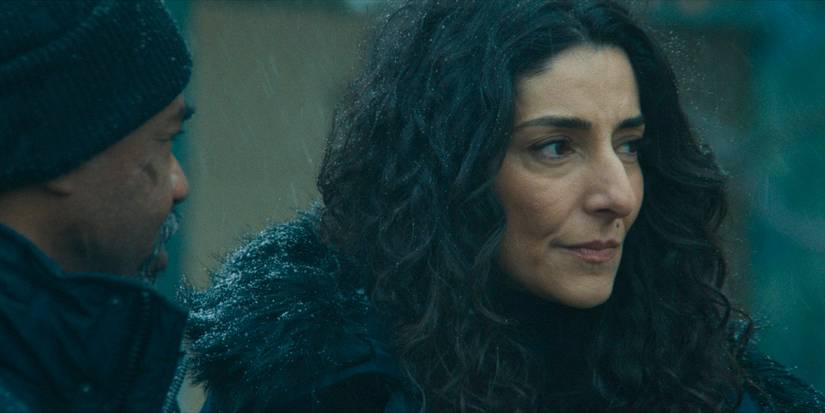 Evelyn (Necar Zadegan) em uma cena da terceira temporada de Mayor of Kingstown.