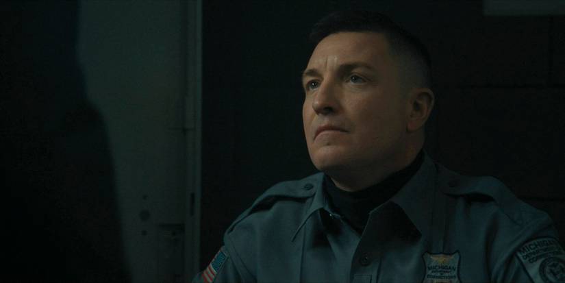 Carney (Lane Garrison) com uma expressão séria em Mayor of Kingstown temporada 3 episódio 2