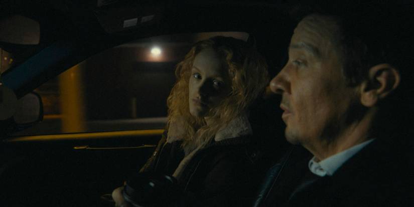Iris (Emma Laird) e Mike McLusky (Jeremy Renner) conversando em um carro em Prefeito de Kingstown, temporada 3, episódio 3