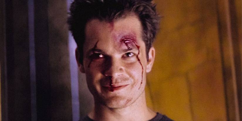 Mickey sorrindo com a cabeça ensanguentada em Scream 2