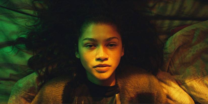 Um rato oferece fentanil a Rue, que está sentada no sofá em Euphoria.