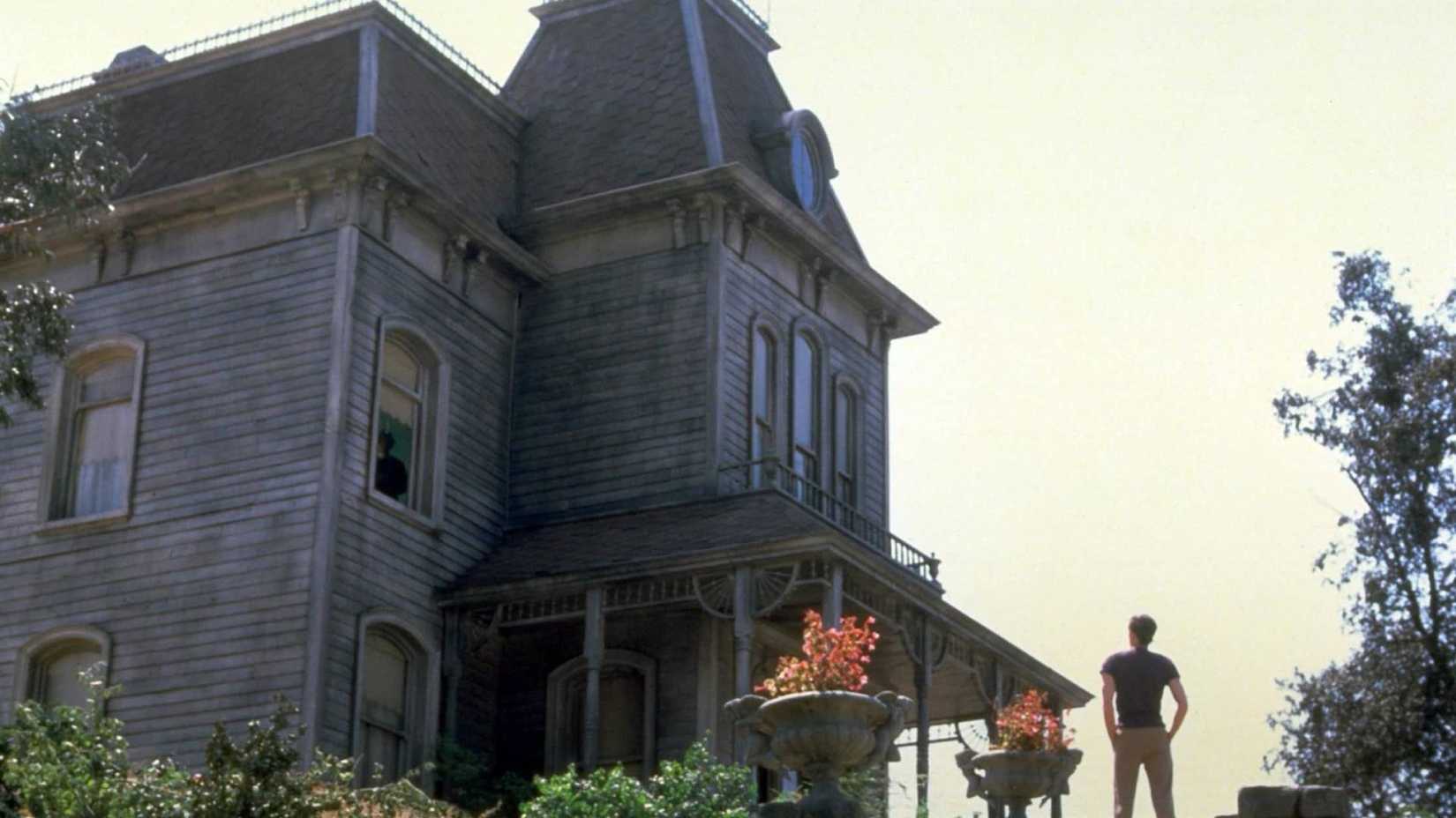 Norman está do lado de fora da casa Bates em Psycho II