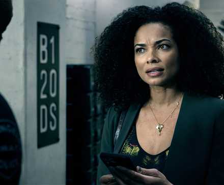 Rochelle Aytes as Nichelle talking to Hondo in SWAT