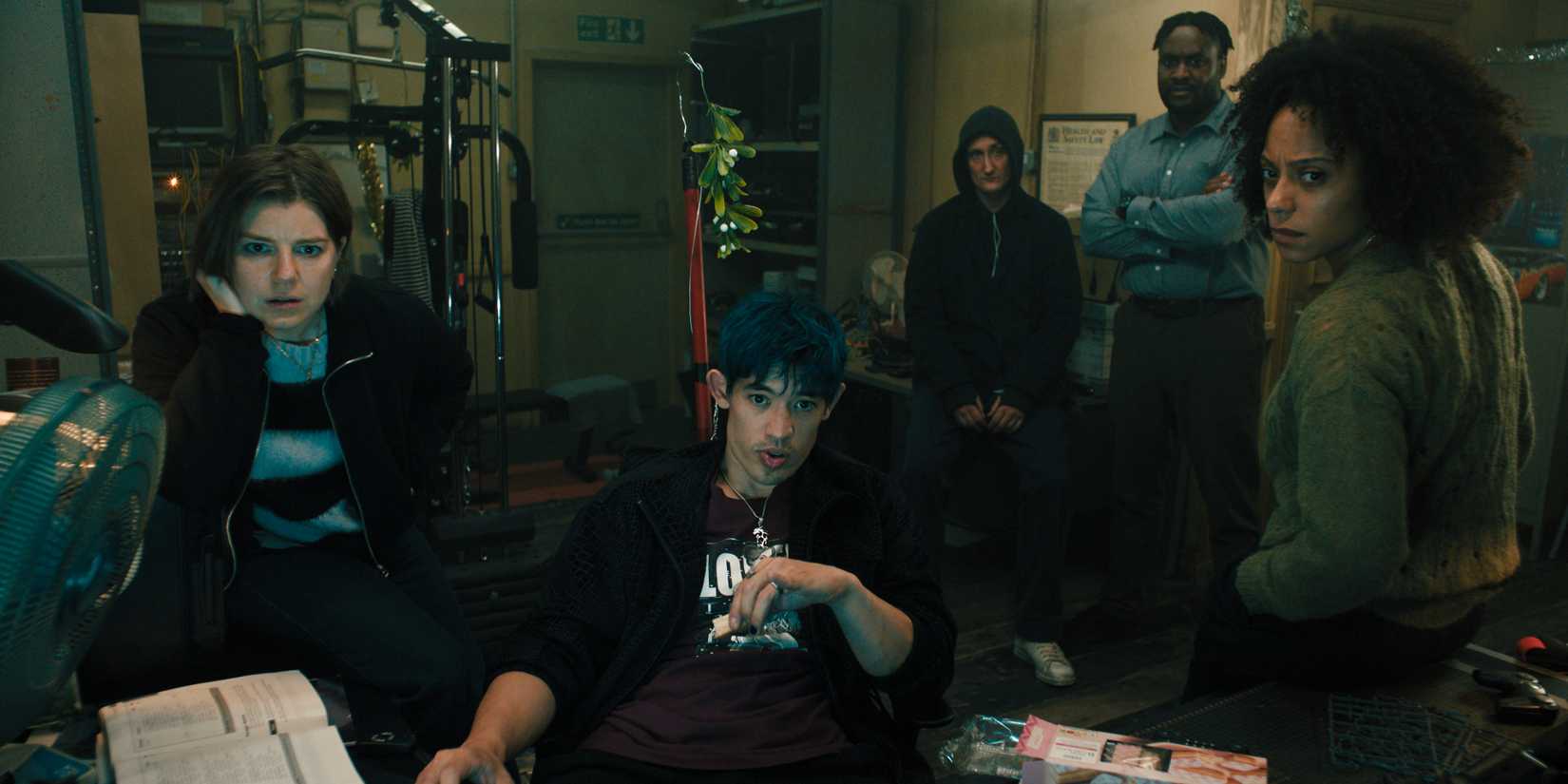 Rosalind Eleazar, Christopher Chung, Aimee-Ffion Edwards, Kadiff Kirwan e Tom Brooke em Slow Horses temporada 4