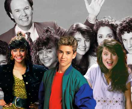 Актеры "Saved By The Bell" в сером масштабе на фоне цветных изображений Лизы, Зака и Келли