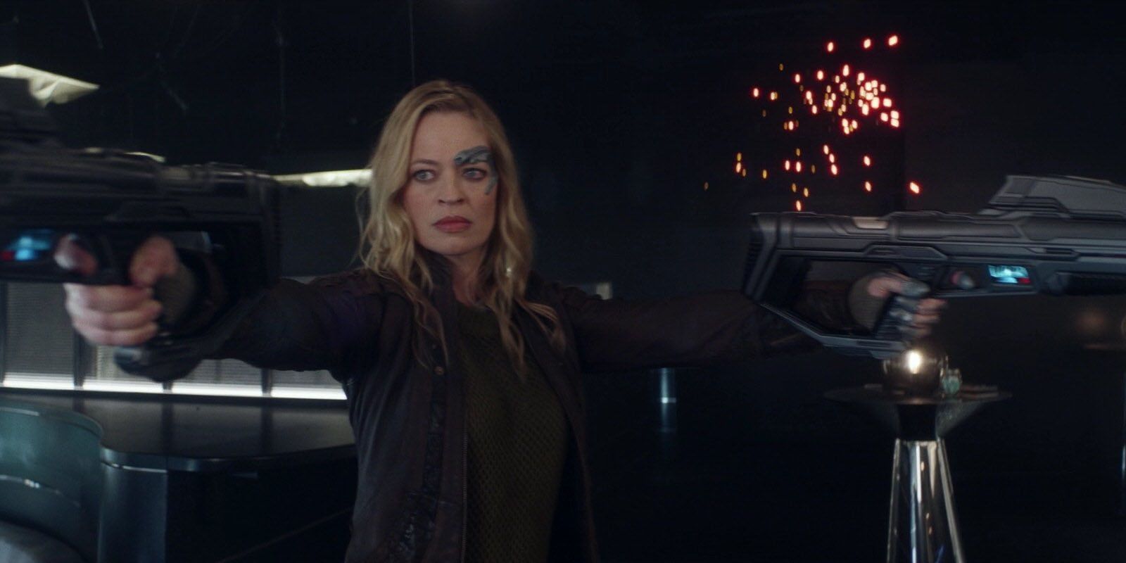 Seven of Nine (Jeri Ryan) wields 2 phaser rifles in Star Trek Picard season 1