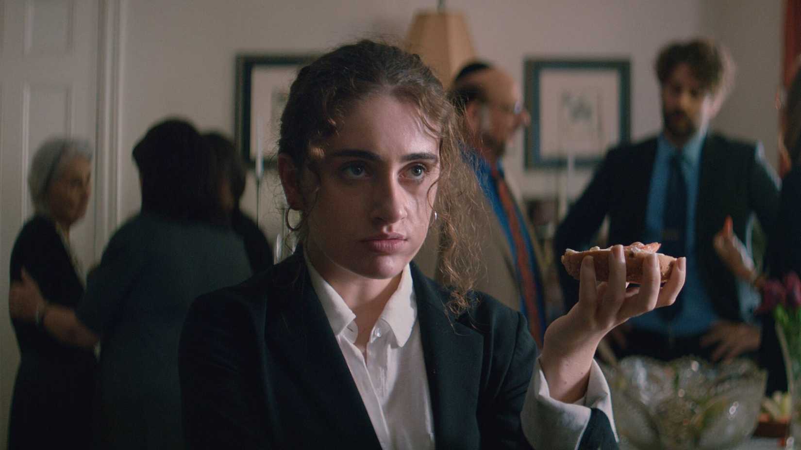 Rachel Sennott em cena de Shiva Baby